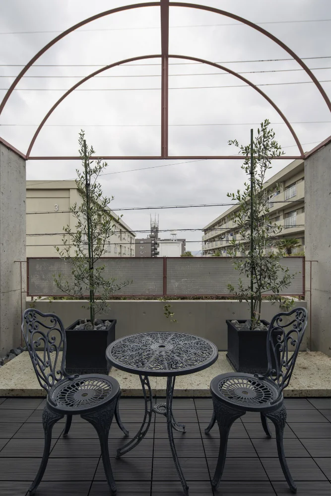 The terrace is surfaced with Oya stone and an artificial‑wood deck; the assembly is removable for major exterior repairs.