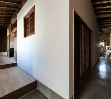 Nested-Structure Renovation of a Traditional Kominka: House of Interstices｜Homes Embracing Natural Light｜Custom-built house｜Entrance hall