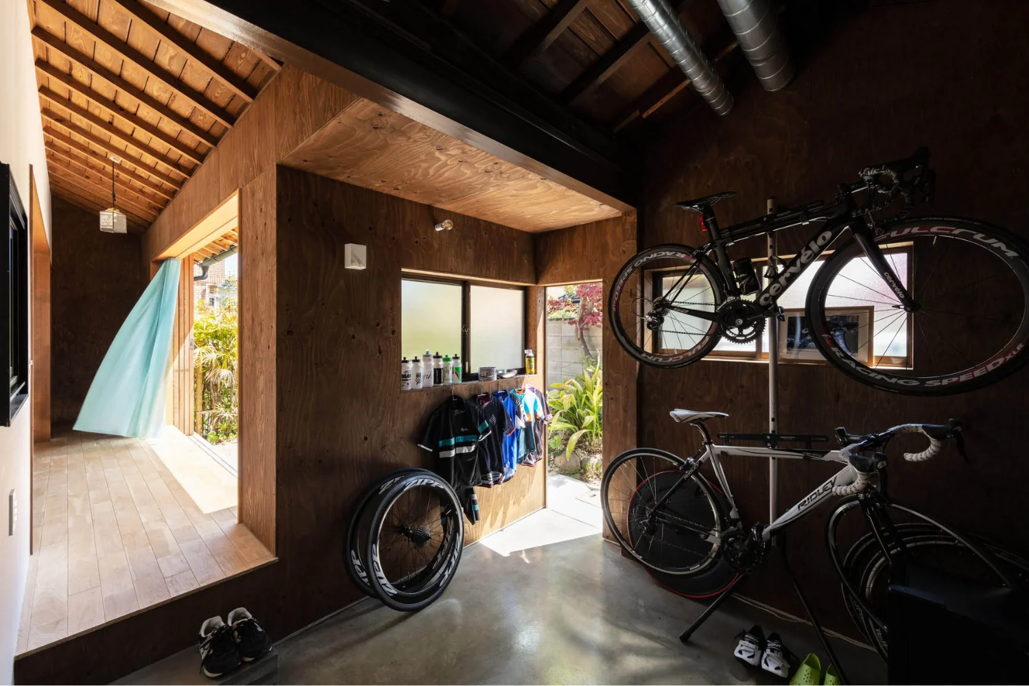 玄関から土足で通じる土間ガレージは自転車の整備など多目的に利用する趣味室。