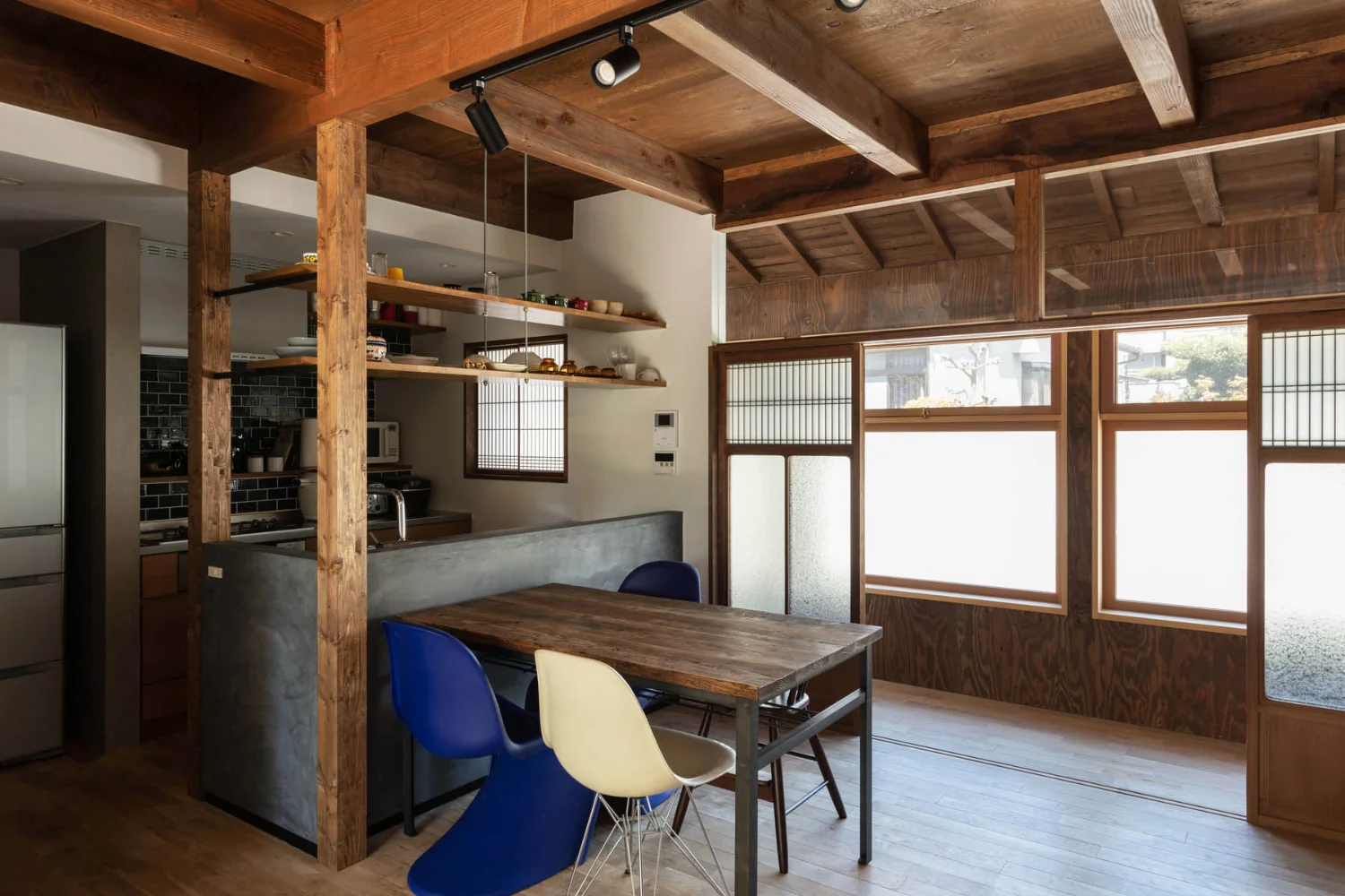 Custom-made kitchen with a mortar-finished counter.｜Nested-Structure Renovation of a Traditional Kominka: House of Interstices