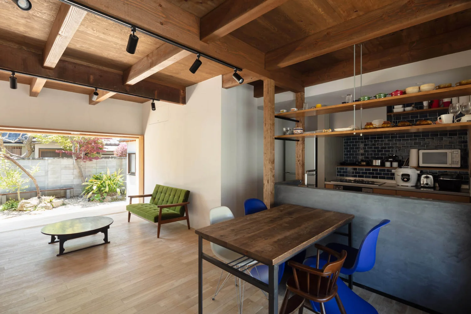 With the joinery fully open, interior and exterior become integrated.｜Nested-Structure Renovation of a Traditional Kominka: House of Interstices