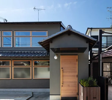 Nested-Structure Renovation of a Traditional Kominka: House of Interstices｜Homes Embracing Natural Light｜Custom-built house｜Entrance hall