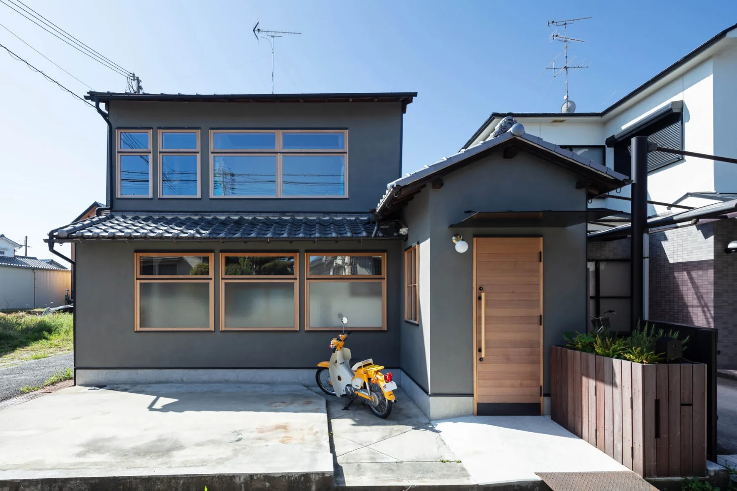 外観正面。アルミサッシやカーポートを撤去し、全て木製建具に変更。｜入れ子構造の古民家改修｜透き間の家