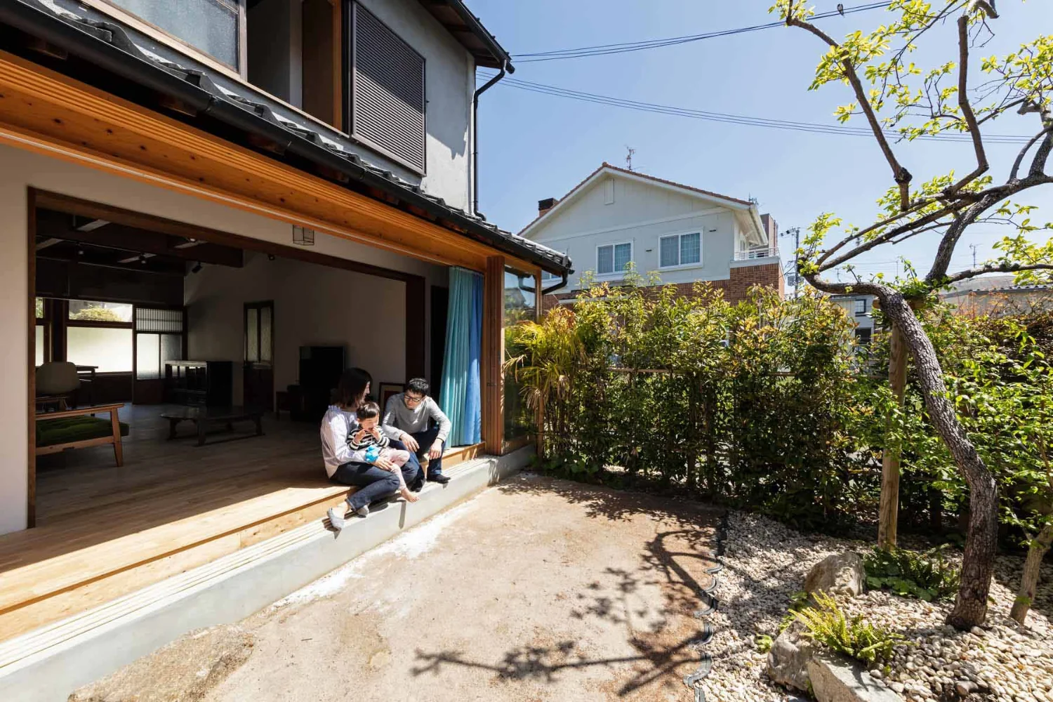 古い風呂・トイレを減築したことで復活した庭と縁側。東面はブロック塀を撤去して生垣