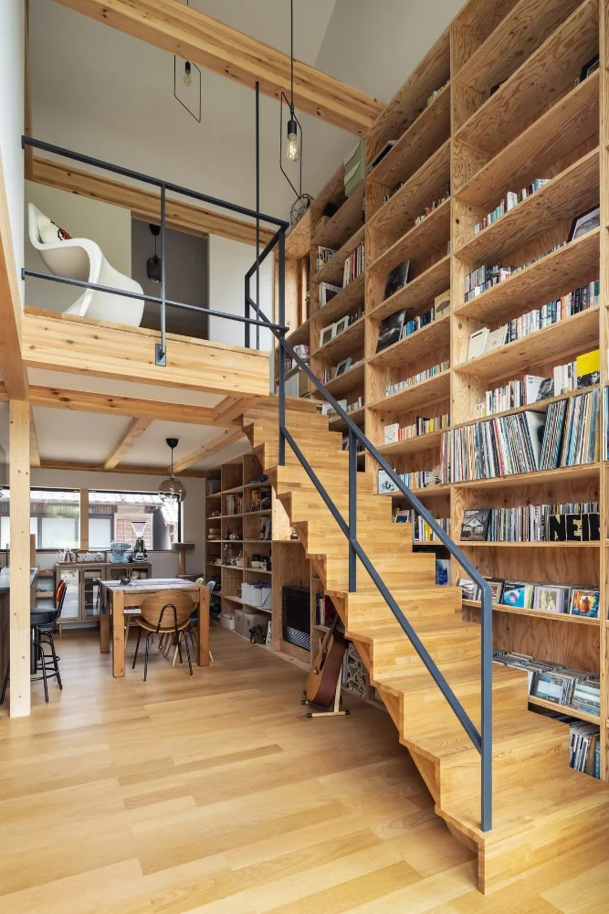 張り出した2階のランディングは小屋梁から吊ったスチールロッドにて支持。