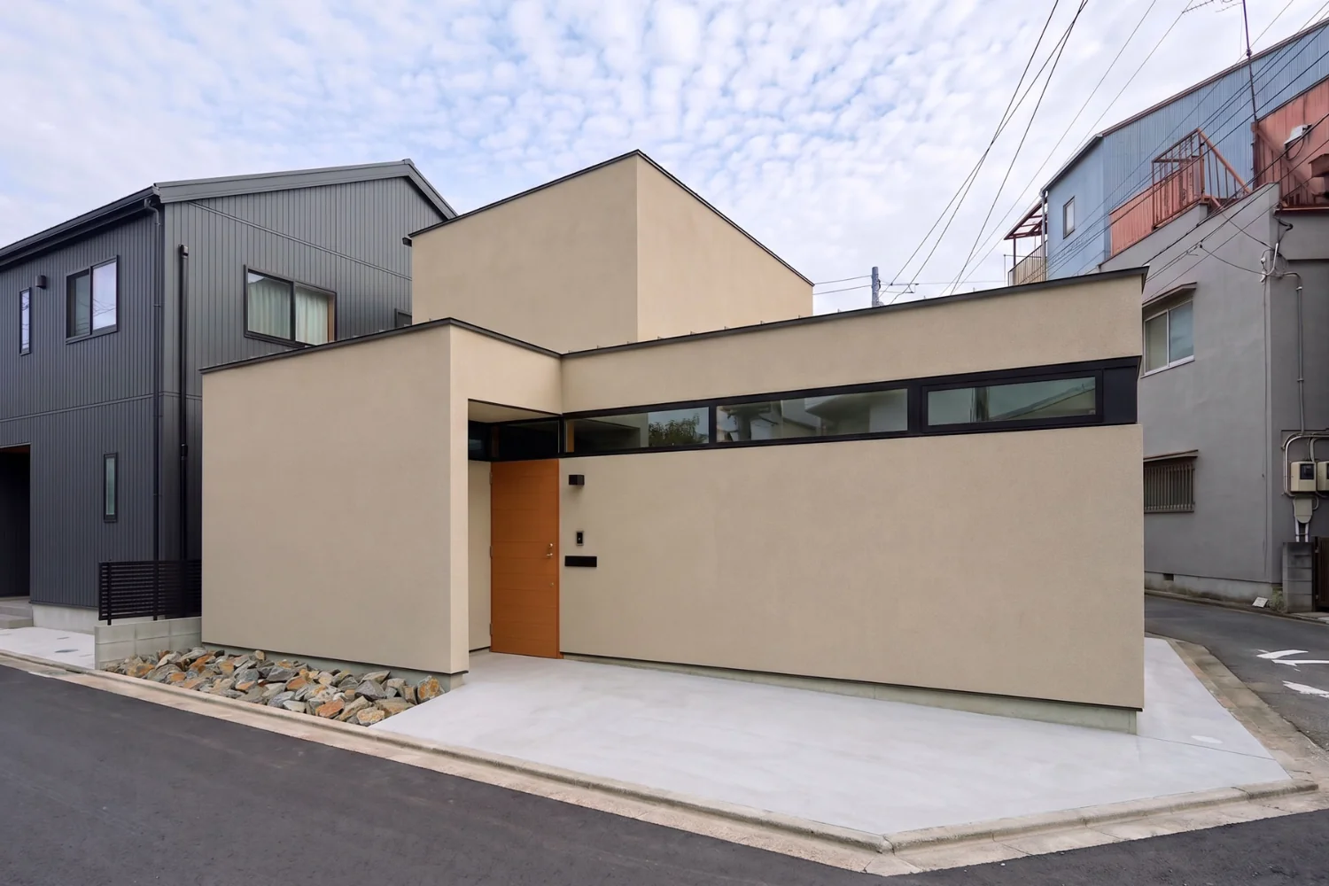 外觀。建築配置融入路口的截角與退縮。外牆採樹脂噴塗。