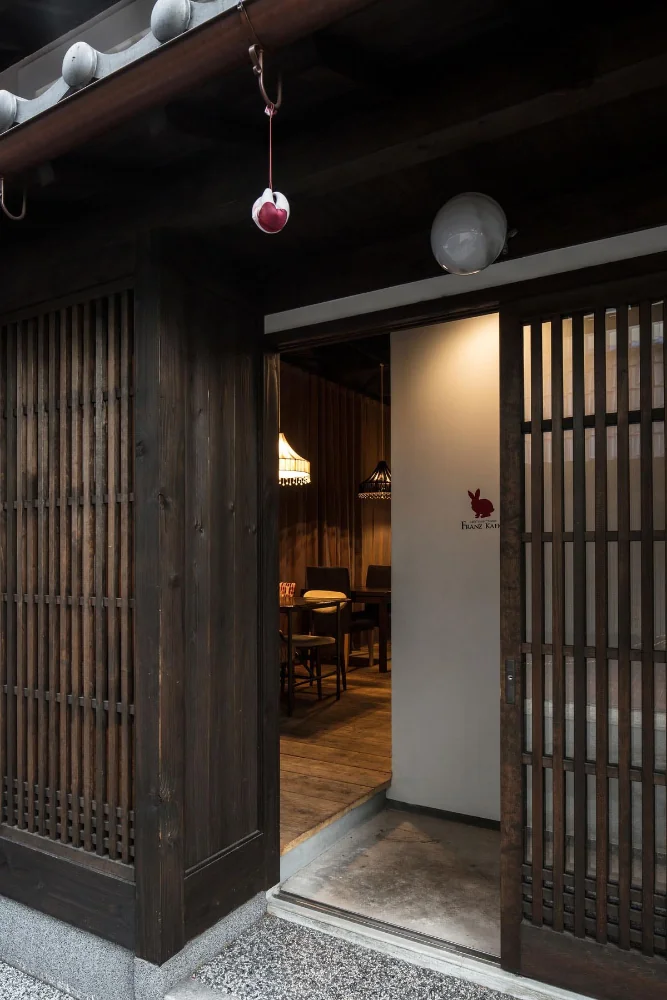 从入口望入店内。檐下悬挂着被称为“身代わり申”的装饰。