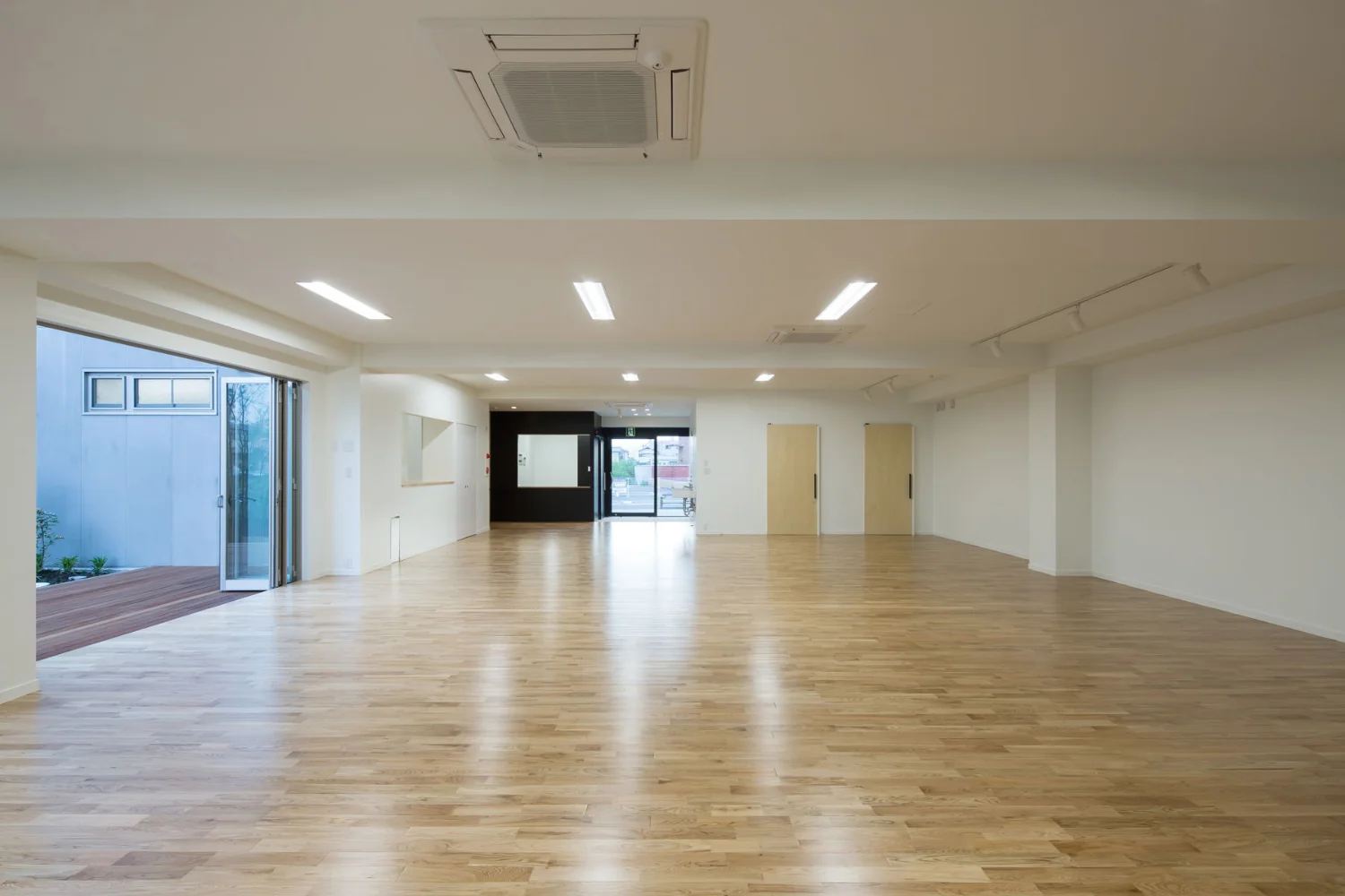 一樓日間照護中心。地板採用櫟木實木地板，牆面為塗裝處理。