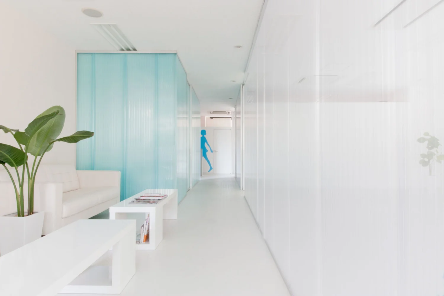 The studio, hall, and changing rooms are subdivided with movable polycarbonate honeycomb partitions.