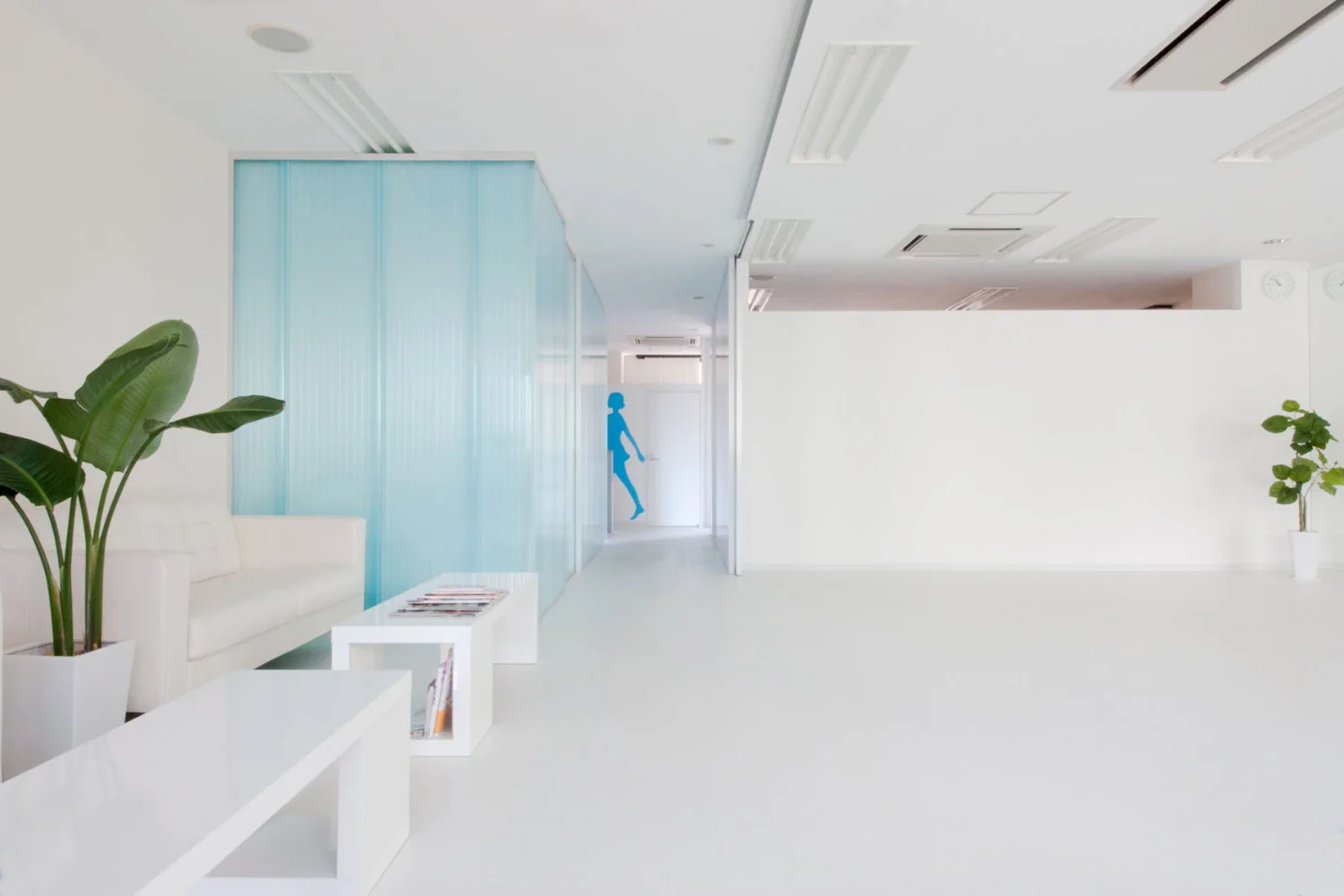 For larger groups, the partitions can be retracted to allow integrated use of the main studio and the hall.