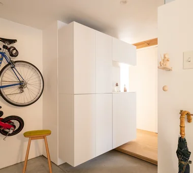 swing: Condominium Renovation in Nishi-Ogikubo｜Homes with Dedicated Workspaces｜Custom-built house｜Storage