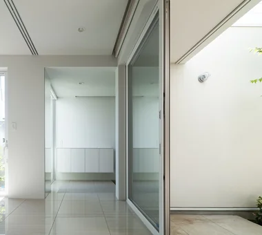 nest: House with a Courtyard in Kashiwa City｜Homes Designed for Living with Pets｜Custom-built house｜Entrance hall