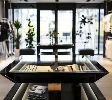 VUZZRY VALDR Flagship Shop｜Project