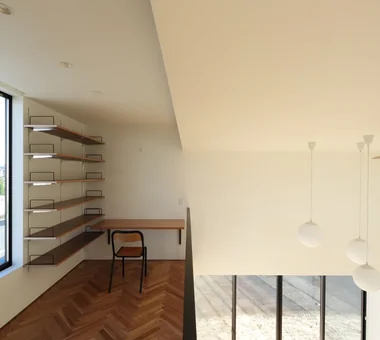 around｜帶工作區/書房的住宅｜挑空｜客製化住宅