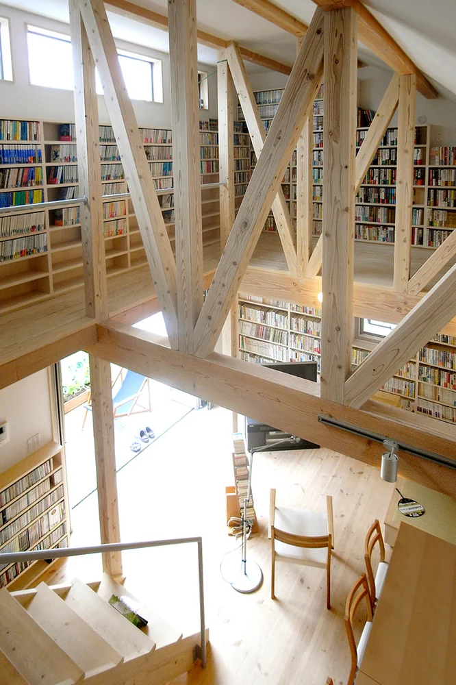 An atrium space entirely filled with tens of thousands of books｜The Dwelling of Books