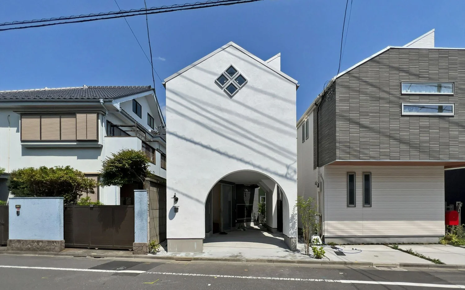A Residence with Workspace for Living with Cats