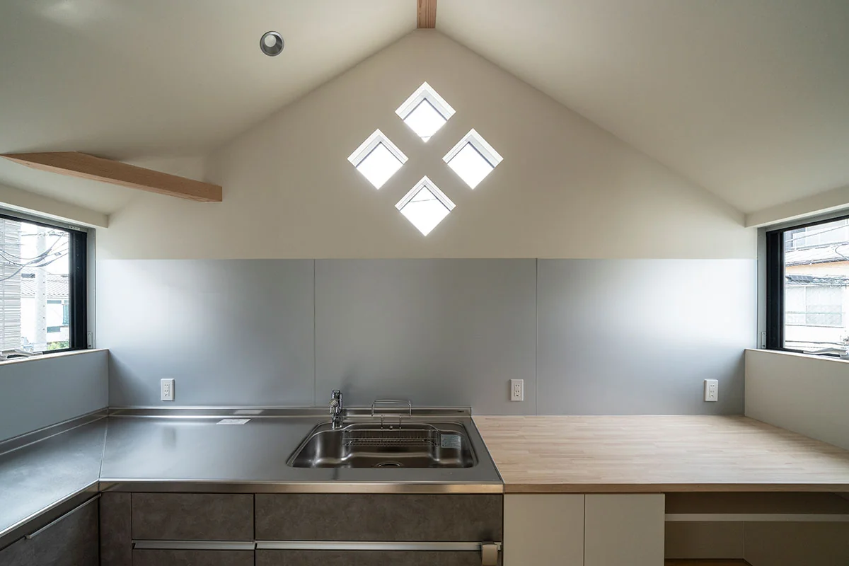 A Residence with Workspace for Living with Cats