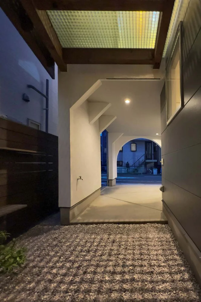 A Residence with Workspace for Living with Cats
