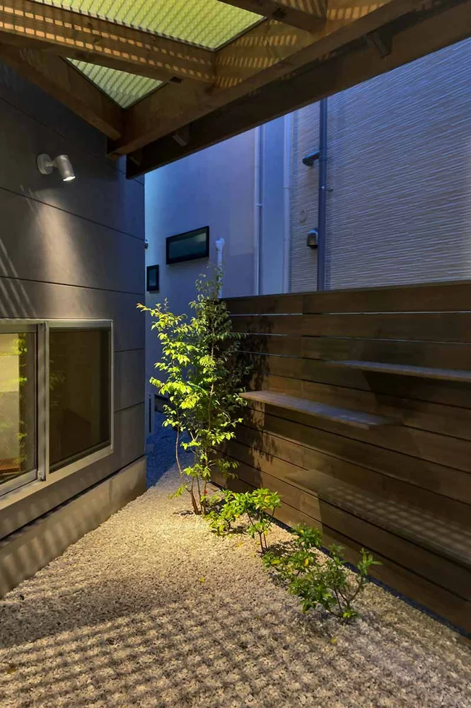 A Residence with Workspace for Living with Cats