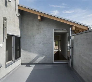 為兩隻大型犬設計的坡道住宅｜木造住宅｜客製化住宅｜露臺