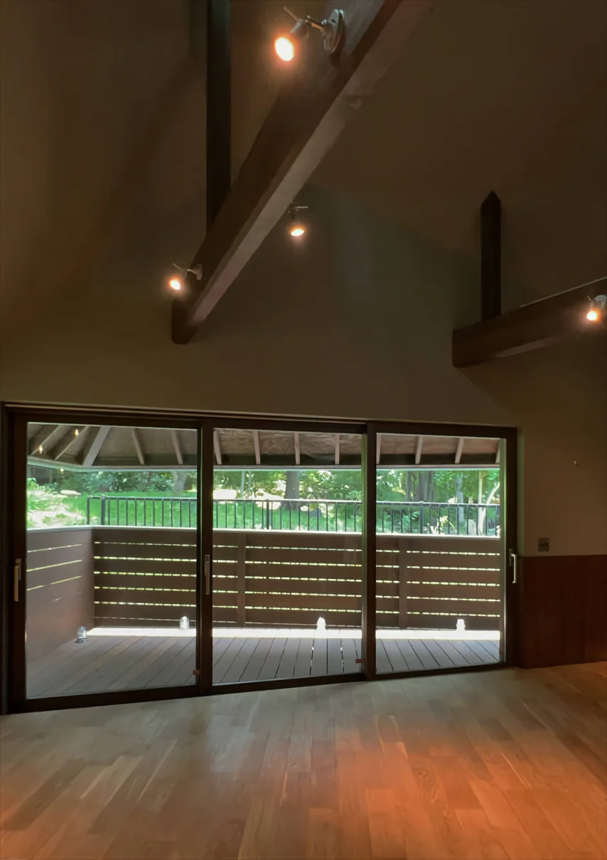 緑地に佇む音楽小屋