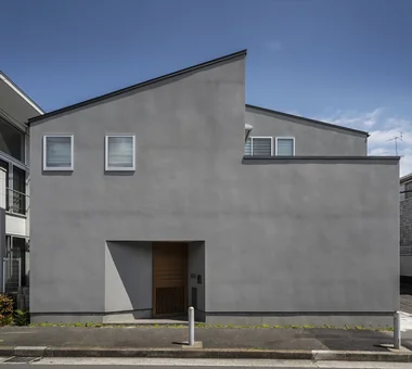 具備錯層樓地板的車庫住宅｜帶工作室的住宅｜客製化住宅｜外觀