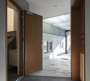 具備錯層樓地板的車庫住宅｜自行車愛好者的住宅｜客製化住宅｜車庫