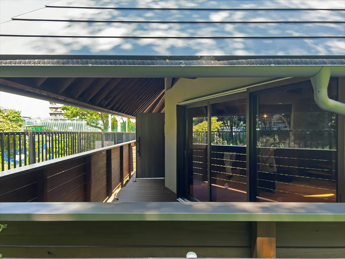 緑地に佇む音楽小屋