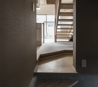 为两只大型犬设计的斜坡住宅｜木之居｜房屋参观｜定制住宅