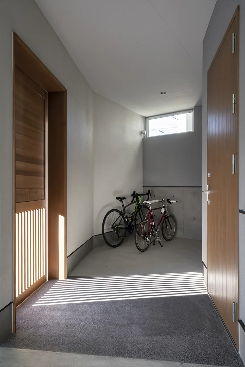 Garage House Featuring a Skip-Floor Design