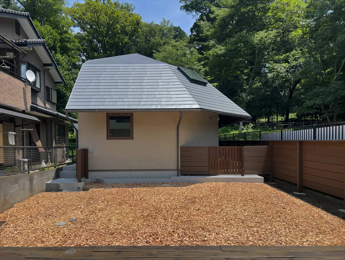 緑地に佇む音楽小屋