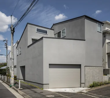 具備錯層樓地板的車庫住宅｜帶工作室的住宅｜客製化住宅｜外觀