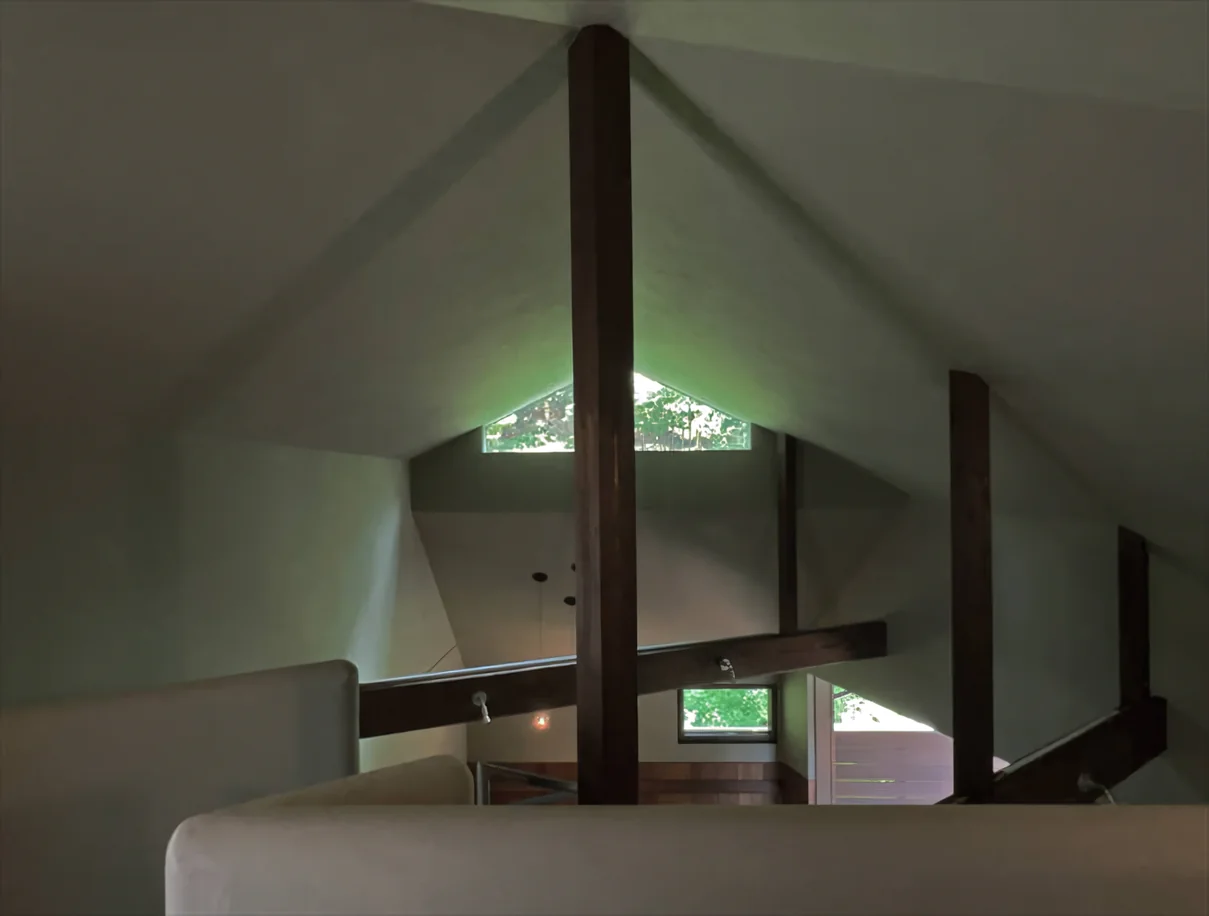 緑地に佇む音楽小屋
