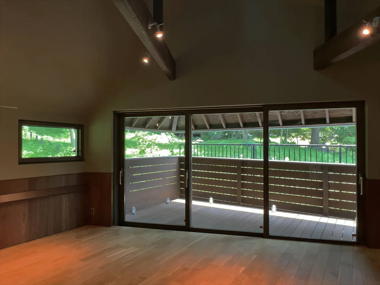 緑地に佇む音楽小屋