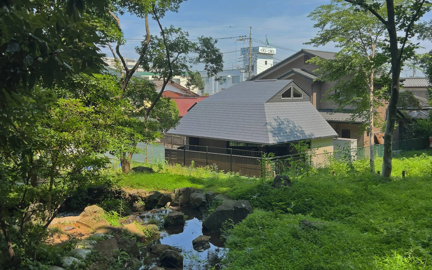 緑地に佇む音楽小屋