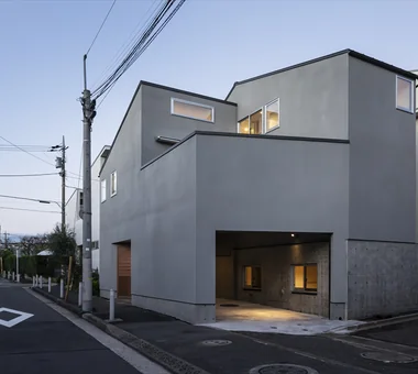 具備錯層樓地板的車庫住宅｜帶工作室的住宅｜客製化住宅｜外觀