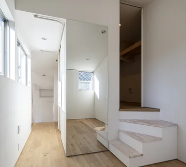 具備錯層樓地板的車庫住宅｜帶工作室的住宅｜客製化住宅｜愛好室