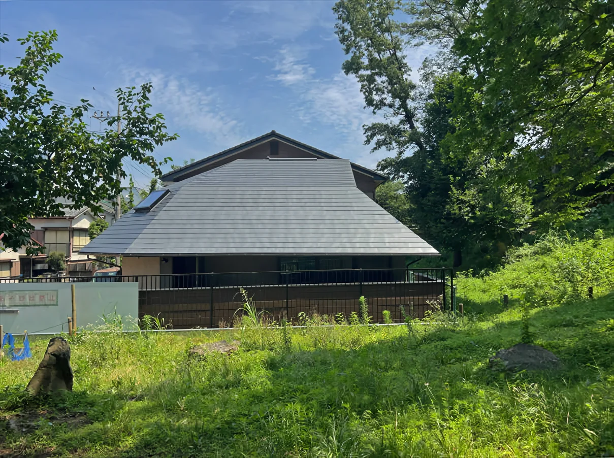 緑地に佇む音楽小屋
