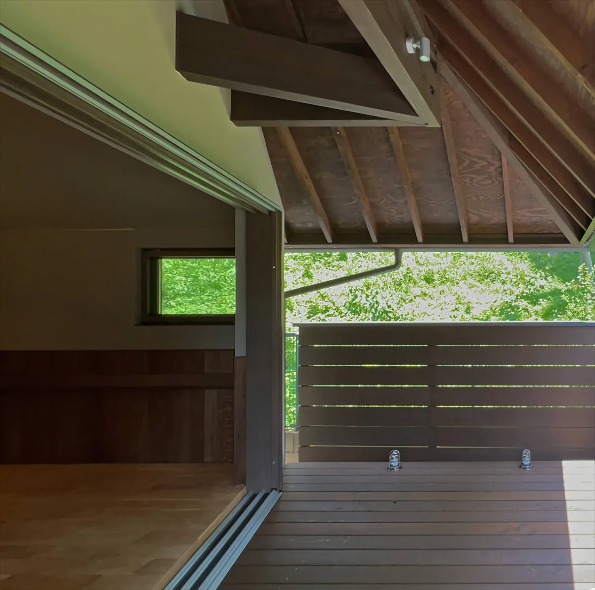 緑地に佇む音楽小屋