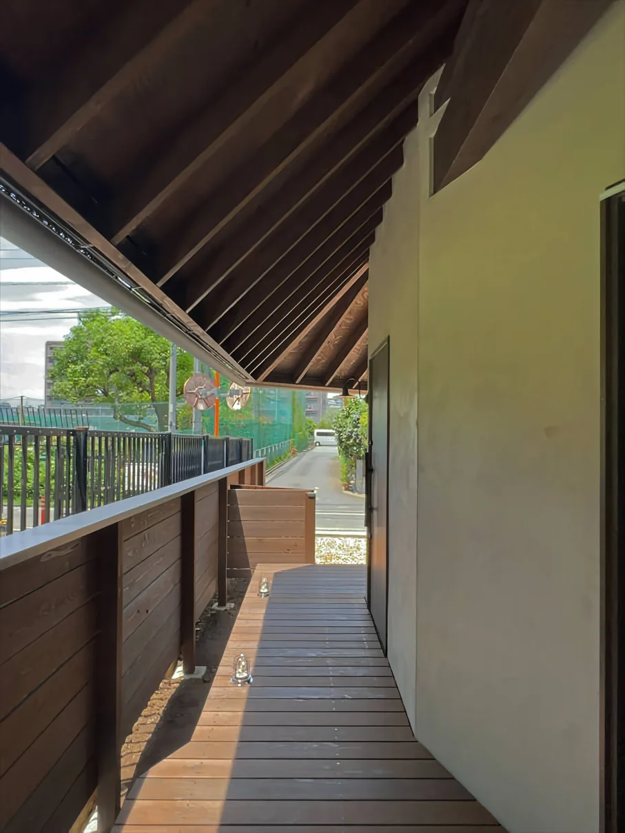 緑地に佇む音楽小屋