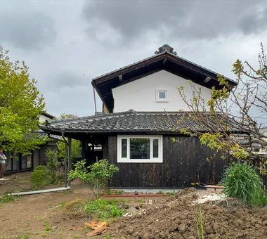 築齡128年古民家改修｜設有壁面書架的住宅｜客製化住宅｜外觀
