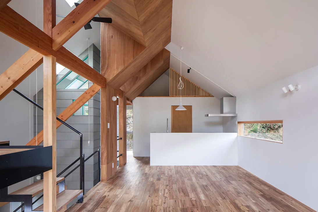 YAMANARI — House Embracing the Mountain Ridge