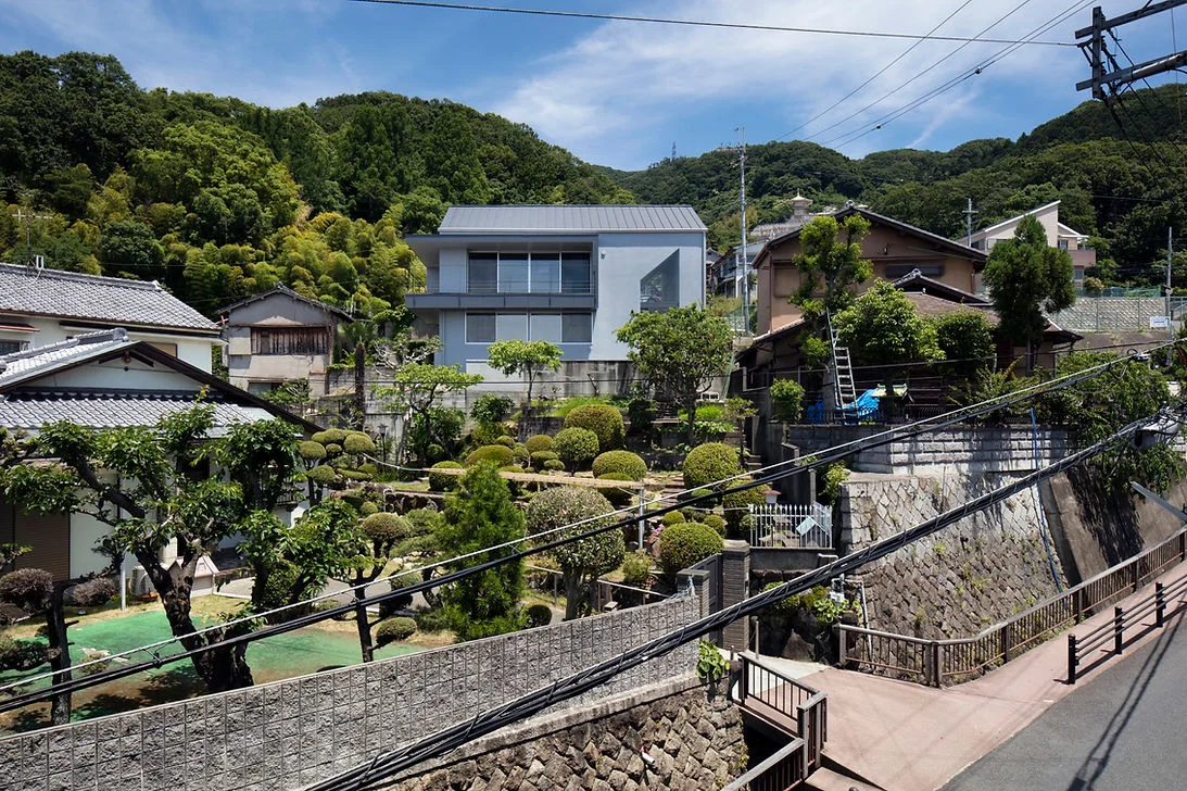 高台に立つ住宅