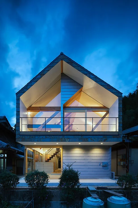 YAMANARI — House Embracing the Mountain Ridge