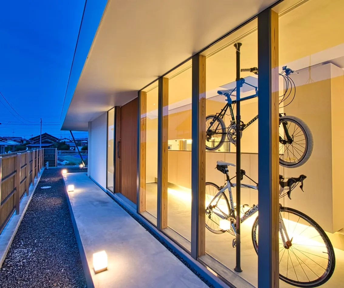 玄関には自転車展示スペースと中庭を望む大きな窓を設置