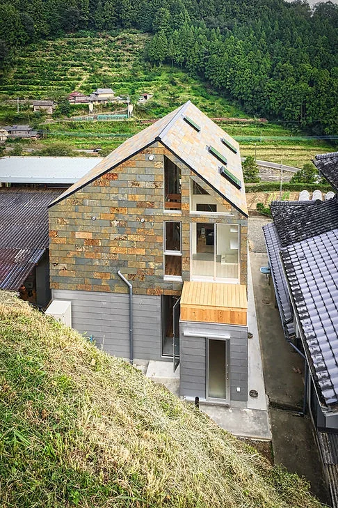 YAMANARI — House Embracing the Mountain Ridge
