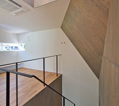 VIA　〜高台に建つ大きなウッドデッキのある家〜｜ガレージハウス｜注文住宅｜階段