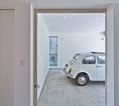 VIA　〜高台に建つ大きなウッドデッキのある家〜｜ガレージハウス｜注文住宅｜ガレージ