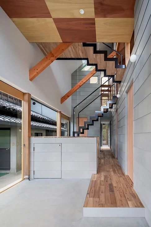 YAMANARI — House Embracing the Mountain Ridge