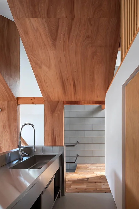 YAMANARI — House Embracing the Mountain Ridge